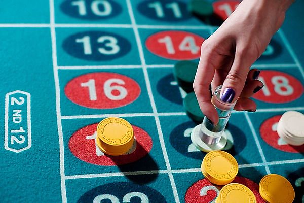 포토 JPG 손 놀이 레저 실내 손짓 근접촬영 신체부위 가로 게임 포커칩 도박 카지노 딜러 룰렛 룰렛테이블 국내포토 놀이칩 뷰포인트 모션 사람 내부 놀이용품 포커 파일형식