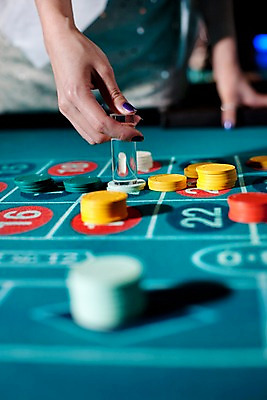 포토 JPG 손 놀이 레저 실내 손짓 신체부위 세로 게임 포커칩 도박 카지노 딜러 룰렛 룰렛테이블 국내포토 놀이칩 모션 사람 내부 놀이용품 포커 파일형식