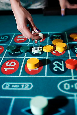 포토 JPG 손 놀이 레저 실내 손짓 신체부위 세로 게임 포커칩 도박 카지노 딜러 룰렛 룰렛테이블 국내포토 놀이칩 모션 사람 내부 놀이용품 포커 파일형식