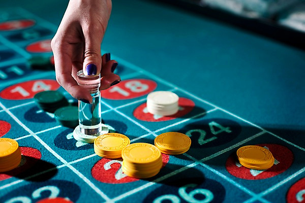 포토 JPG 손 놀이 레저 실내 손짓 근접촬영 신체부위 가로 게임 포커칩 도박 카지노 딜러 룰렛 룰렛테이블 국내포토 놀이칩 뷰포인트 모션 사람 내부 놀이용품 포커 파일형식