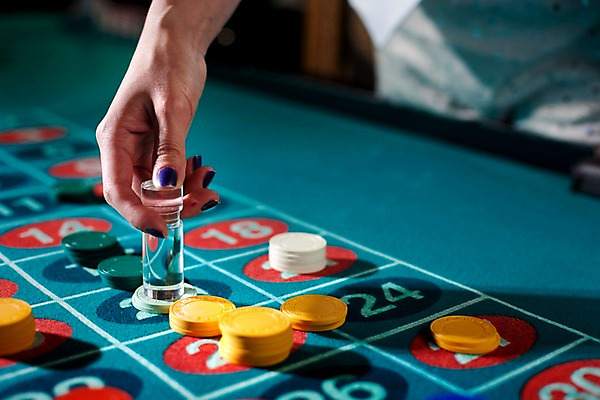 포토 JPG 손 놀이 레저 실내 손짓 근접촬영 신체부위 가로 게임 포커칩 도박 카지노 딜러 룰렛 룰렛테이블 국내포토 놀이칩 뷰포인트 모션 사람 내부 놀이용품 포커 파일형식