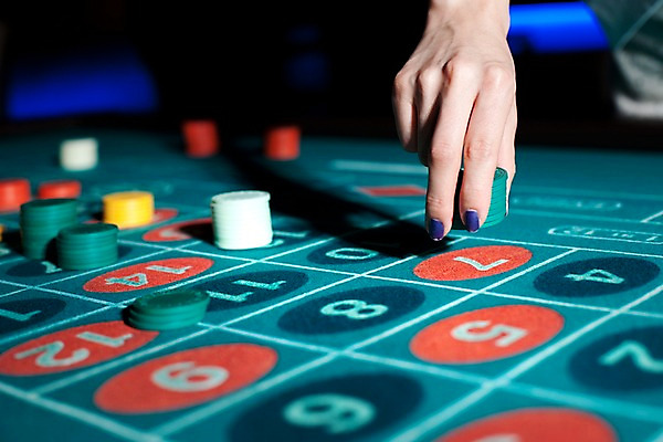 포토 JPG 손 놀이 레저 실내 손짓 근접촬영 신체부위 가로 게임 포커칩 도박 카지노 딜러 룰렛 룰렛테이블 국내포토 놀이칩 뷰포인트 모션 사람 내부 놀이용품 포커 파일형식