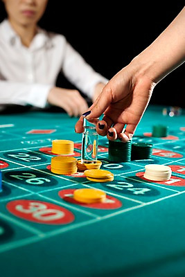 포토 JPG 손 놀이 레저 실내 손짓 근접촬영 신체부위 세로 게임 포커칩 도박 고객 카지노 딜러 룰렛 룰렛테이블 국내포토 놀이칩 뷰포인트 모션 사람 내부 놀이용품 포커 파일형식