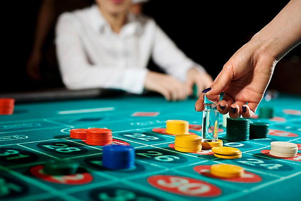 포토 JPG 손 놀이 레저 실내 손짓 근접촬영 신체부위 가로 게임 포커칩 도박 고객 카지노 딜러 룰렛 룰렛테이블 국내포토 놀이칩 뷰포인트 모션 사람 내부 놀이용품 포커 파일형식