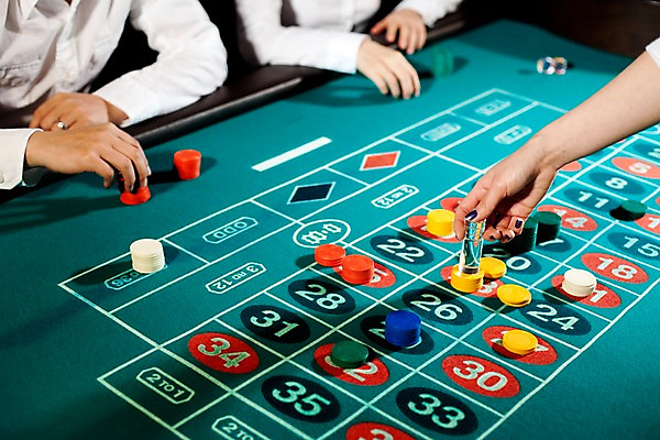 포토 JPG 손 놀이 레저 실내 손짓 신체부위 가로 게임 포커칩 도박 고객 카지노 딜러 룰렛 룰렛테이블 국내포토 놀이칩 모션 사람 내부 놀이용품 포커 파일형식