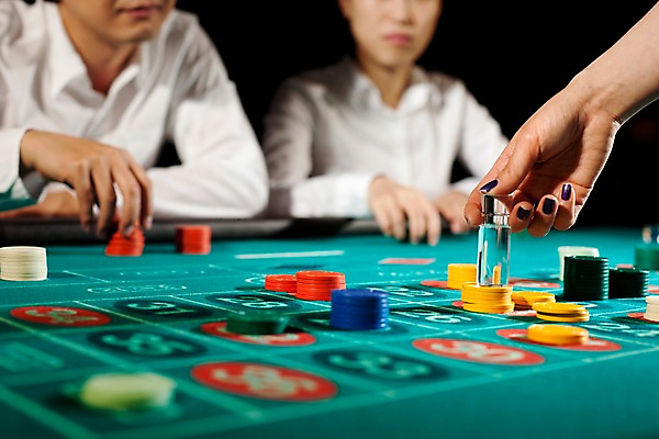 포토 JPG 손 놀이 레저 실내 손짓 신체부위 가로 게임 포커칩 도박 고객 카지노 딜러 룰렛 룰렛테이블 국내포토 놀이칩 모션 사람 내부 놀이용품 포커 파일형식