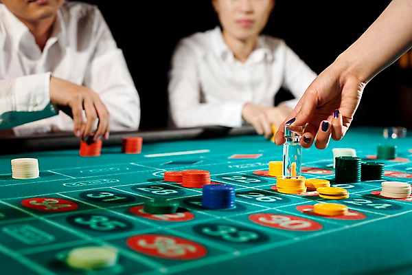 포토 JPG 손 놀이 레저 실내 손짓 신체부위 가로 게임 포커칩 도박 고객 카지노 딜러 룰렛 룰렛테이블 국내포토 놀이칩 모션 사람 내부 놀이용품 포커 파일형식