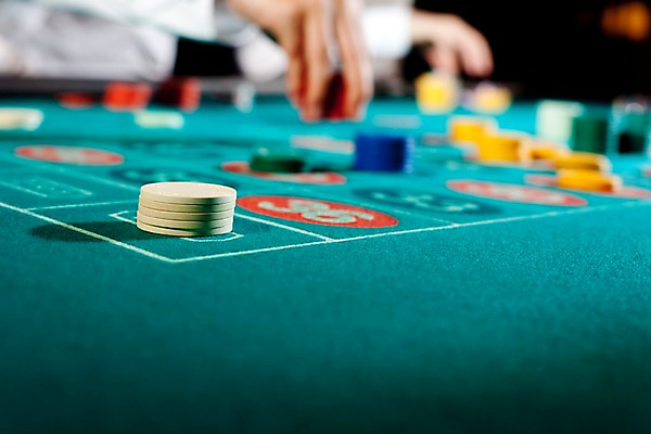 포토 JPG 생활용품 놀이 레저 실내 손짓 근접촬영 아웃포커스 가로 놀이용품 게임 포커칩 도박 고객 카지노 룰렛 룰렛테이블 국내포토 놀이칩 뷰포인트 모션 촬영기법 내부 오브젝트 포커 파일형식