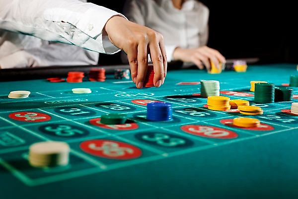 포토 JPG 손 놀이 레저 실내 손짓 아웃포커스 신체부위 가로 게임 포커칩 도박 고객 카지노 룰렛 룰렛테이블 국내포토 놀이칩 모션 촬영기법 사람 내부 놀이용품 포커 파일형식