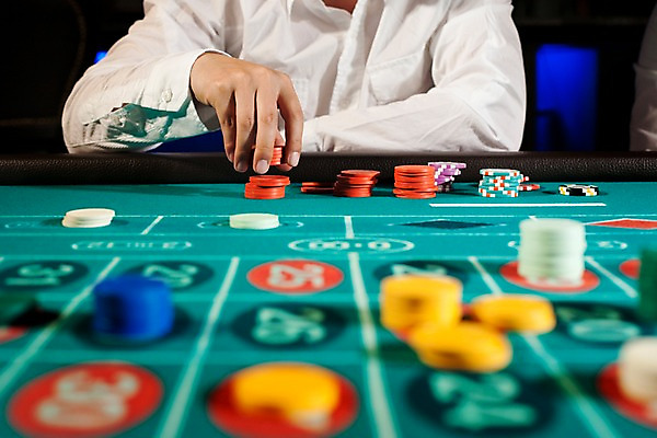 포토 JPG 손 놀이 레저 실내 손짓 아웃포커스 신체부위 가로 게임 포커칩 도박 고객 카지노 룰렛 룰렛테이블 국내포토 놀이칩 모션 촬영기법 사람 내부 놀이용품 포커 파일형식