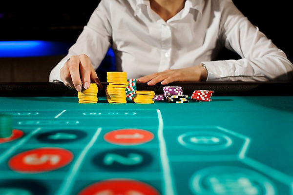 포토 JPG 손 놀이 레저 실내 손짓 아웃포커스 신체부위 가로 게임 포커칩 도박 고객 카지노 룰렛 룰렛테이블 국내포토 놀이칩 모션 촬영기법 사람 내부 놀이용품 포커 파일형식