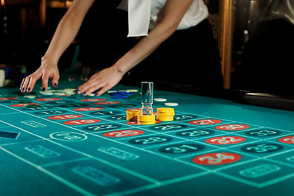 포토 JPG 손 놀이 레저 실내 손짓 신체부위 가로 게임 포커칩 도박 카지노 딜러 룰렛 룰렛테이블 국내포토 놀이칩 모션 사람 내부 놀이용품 포커 파일형식