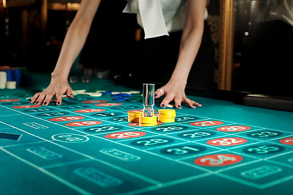 포토 JPG 손 놀이 레저 실내 손짓 신체부위 가로 게임 포커칩 도박 카지노 딜러 룰렛 룰렛테이블 국내포토 놀이칩 모션 사람 내부 놀이용품 포커 파일형식