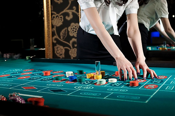 포토 JPG 손 놀이 레저 실내 손짓 신체부위 가로 게임 포커칩 도박 카지노 딜러 룰렛 룰렛테이블 국내포토 놀이칩 모션 사람 내부 놀이용품 포커 파일형식