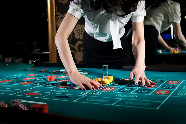 포토 JPG 손 놀이 레저 실내 손짓 신체부위 가로 게임 포커칩 도박 카지노 딜러 룰렛 룰렛테이블 국내포토 놀이칩 모션 사람 내부 놀이용품 포커 파일형식