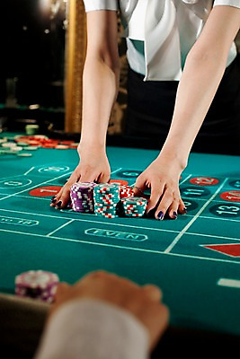 포토 JPG 손 놀이 레저 실내 손짓 신체부위 세로 게임 포커칩 도박 카지노 딜러 룰렛 룰렛테이블 국내포토 놀이칩 모션 사람 내부 놀이용품 포커 파일형식