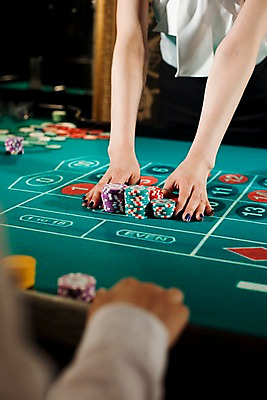 포토 JPG 손 놀이 레저 실내 손짓 신체부위 세로 게임 포커칩 도박 카지노 딜러 룰렛 룰렛테이블 국내포토 놀이칩 모션 사람 내부 놀이용품 포커 파일형식