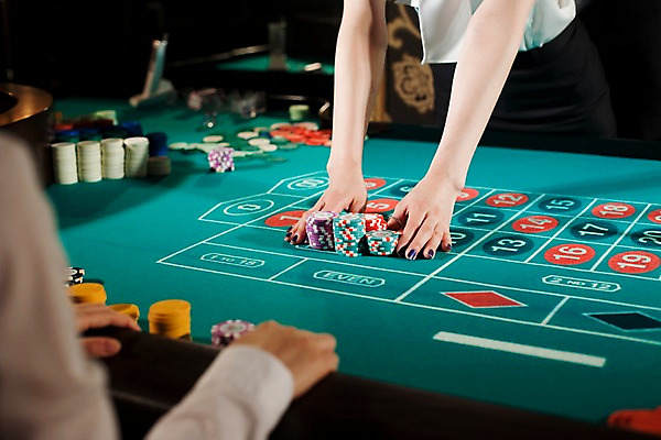 포토 JPG 손 놀이 레저 실내 손짓 신체부위 가로 게임 포커칩 도박 카지노 딜러 룰렛 룰렛테이블 국내포토 놀이칩 모션 사람 내부 놀이용품 포커 파일형식