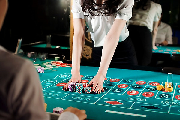 포토 JPG 손 놀이 레저 실내 손짓 신체부위 가로 게임 포커칩 도박 카지노 딜러 룰렛 룰렛테이블 국내포토 놀이칩 모션 사람 내부 놀이용품 포커 파일형식