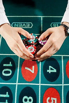 포토 JPG 손 놀이 레저 실내 손짓 근접촬영 신체부위 세로 게임 포커칩 도박 고객 카지노 딜러 룰렛 룰렛테이블 국내포토 놀이칩 뷰포인트 모션 사람 내부 놀이용품 포커 파일형식