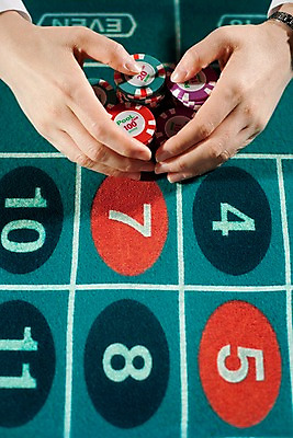 포토 JPG 손 놀이 레저 실내 손짓 근접촬영 신체부위 세로 게임 포커칩 도박 고객 카지노 딜러 룰렛 룰렛테이블 국내포토 놀이칩 뷰포인트 모션 사람 내부 놀이용품 포커 파일형식