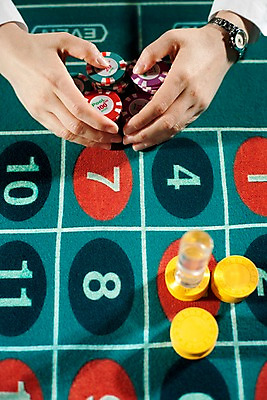 포토 JPG 손 놀이 레저 실내 손짓 근접촬영 신체부위 세로 게임 포커칩 도박 고객 카지노 딜러 룰렛 룰렛테이블 국내포토 놀이칩 뷰포인트 모션 사람 내부 놀이용품 포커 파일형식