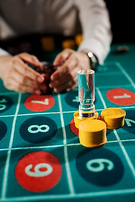 포토 JPG 손 놀이 레저 실내 손짓 근접촬영 신체부위 세로 게임 포커칩 도박 고객 카지노 딜러 룰렛 룰렛테이블 국내포토 놀이칩 뷰포인트 모션 사람 내부 놀이용품 포커 파일형식