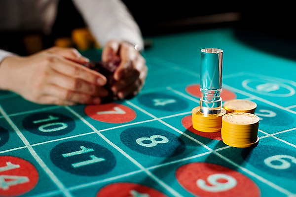 포토 JPG 손 놀이 레저 실내 손짓 근접촬영 신체부위 가로 게임 포커칩 도박 고객 카지노 딜러 룰렛 룰렛테이블 국내포토 놀이칩 뷰포인트 모션 사람 내부 놀이용품 포커 파일형식