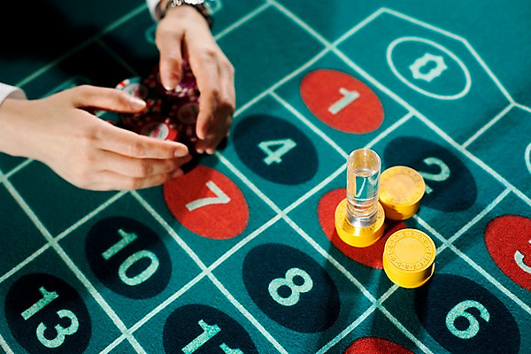 포토 JPG 손 놀이 레저 실내 손짓 근접촬영 신체부위 가로 게임 포커칩 도박 고객 카지노 딜러 룰렛 룰렛테이블 국내포토 놀이칩 뷰포인트 모션 사람 내부 놀이용품 포커 파일형식