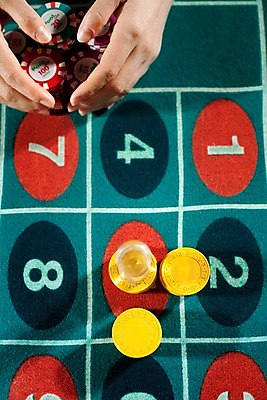 포토 JPG 손 놀이 레저 실내 손짓 근접촬영 신체부위 세로 게임 포커칩 도박 고객 카지노 딜러 룰렛 룰렛테이블 국내포토 놀이칩 뷰포인트 모션 사람 내부 놀이용품 포커 파일형식