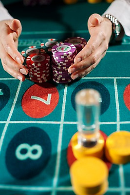 포토 JPG 손 놀이 레저 실내 손짓 신체부위 세로 게임 포커칩 도박 고객 카지노 딜러 룰렛 룰렛테이블 국내포토 놀이칩 모션 사람 내부 놀이용품 포커 파일형식