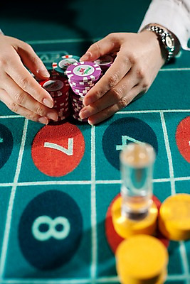 포토 JPG 손 놀이 레저 실내 손짓 신체부위 세로 게임 포커칩 도박 고객 카지노 딜러 룰렛 룰렛테이블 국내포토 놀이칩 모션 사람 내부 놀이용품 포커 파일형식