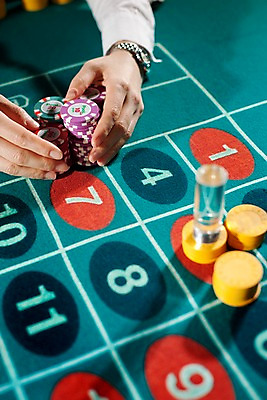 포토 JPG 손 놀이 레저 실내 손짓 신체부위 세로 게임 포커칩 도박 고객 카지노 딜러 룰렛 룰렛테이블 국내포토 놀이칩 모션 사람 내부 놀이용품 포커 파일형식