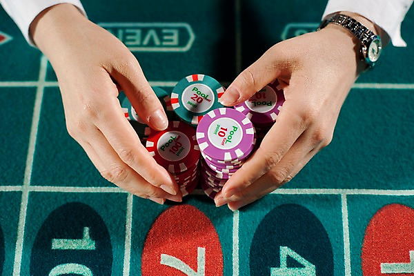 포토 JPG 손 놀이 레저 실내 손짓 근접촬영 신체부위 가로 게임 포커칩 도박 고객 카지노 딜러 룰렛 룰렛테이블 국내포토 놀이칩 뷰포인트 모션 사람 내부 놀이용품 포커 파일형식