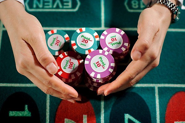 포토 JPG 손 로우앵글 놀이 레저 실내 손짓 근접촬영 신체부위 가로 게임 포커칩 도박 고객 카지노 딜러 룰렛 룰렛테이블 국내포토 놀이칩 뷰포인트 모션 사람 내부 놀이용품 포커 파일형식