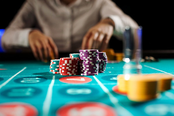 포토 JPG 생활용품 놀이 레저 실내 손짓 아웃포커스 가로 놀이용품 게임 포커칩 도박 고객 카지노 딜러 룰렛 룰렛테이블 국내포토 놀이칩 모션 촬영기법 내부 오브젝트 포커 파일형식