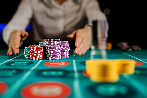 포토 JPG 생활용품 놀이 레저 실내 손짓 아웃포커스 가로 놀이용품 게임 포커칩 도박 고객 카지노 딜러 룰렛 룰렛테이블 국내포토 놀이칩 모션 촬영기법 내부 오브젝트 포커 파일형식