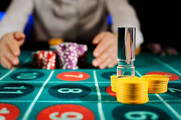 포토 JPG 생활용품 놀이 레저 실내 손짓 근접촬영 아웃포커스 가로 놀이용품 게임 포커칩 도박 고객 카지노 룰렛 룰렛테이블 국내포토 놀이칩 뷰포인트 모션 촬영기법 내부 오브젝트 포커 파일형식