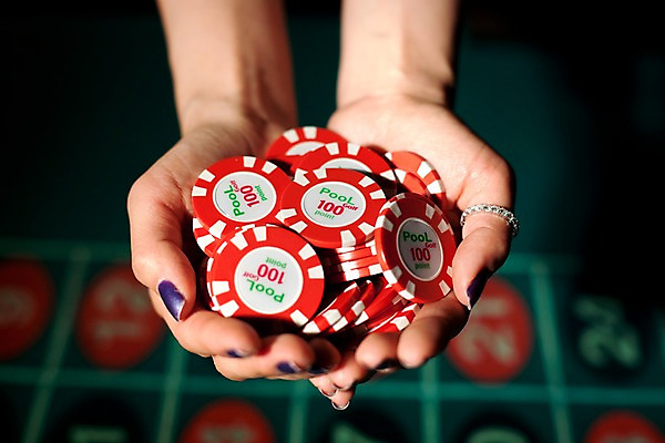 포토 JPG 손 놀이 레저 실내 손짓 근접촬영 아웃포커스 신체부위 가로 게임 포커칩 도박 카지노 룰렛 룰렛테이블 국내포토 놀이칩 뷰포인트 모션 촬영기법 사람 내부 놀이용품 포커 파일형식