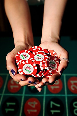 포토 JPG 손 놀이 레저 실내 손짓 근접촬영 아웃포커스 신체부위 세로 게임 포커칩 도박 카지노 룰렛 룰렛테이블 국내포토 놀이칩 뷰포인트 모션 촬영기법 사람 내부 놀이용품 포커 파일형식
