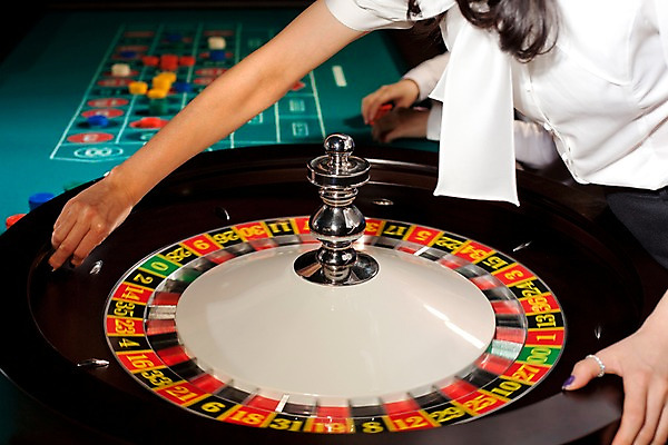 포토 JPG 생활용품 놀이 레저 실내 손짓 가로 놀이용품 게임 포커칩 도박 고객 카지노 딜러 룰렛 룰렛테이블 국내포토 놀이칩 모션 내부 오브젝트 포커 파일형식