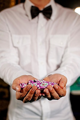 포토 JPG 손 놀이 레저 실내 손짓 아웃포커스 신체부위 세로 게임 포커칩 도박 카지노 딜러 국내포토 놀이칩 모션 촬영기법 사람 내부 놀이용품 포커 파일형식