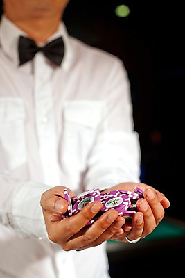 포토 JPG 손 놀이 레저 실내 손짓 근접촬영 아웃포커스 신체부위 세로 게임 포커칩 도박 카지노 딜러 국내포토 놀이칩 뷰포인트 모션 촬영기법 사람 내부 놀이용품 포커 파일형식