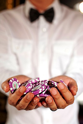 포토 JPG 손 놀이 레저 실내 손짓 근접촬영 아웃포커스 신체부위 세로 게임 포커칩 도박 카지노 딜러 국내포토 놀이칩 뷰포인트 모션 촬영기법 사람 내부 놀이용품 포커 파일형식