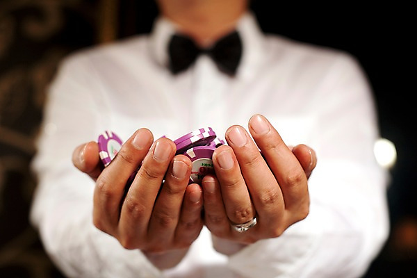 포토 JPG 손 놀이 레저 실내 손짓 근접촬영 아웃포커스 신체부위 가로 게임 포커칩 도박 카지노 딜러 국내포토 놀이칩 뷰포인트 모션 촬영기법 사람 내부 놀이용품 포커 파일형식