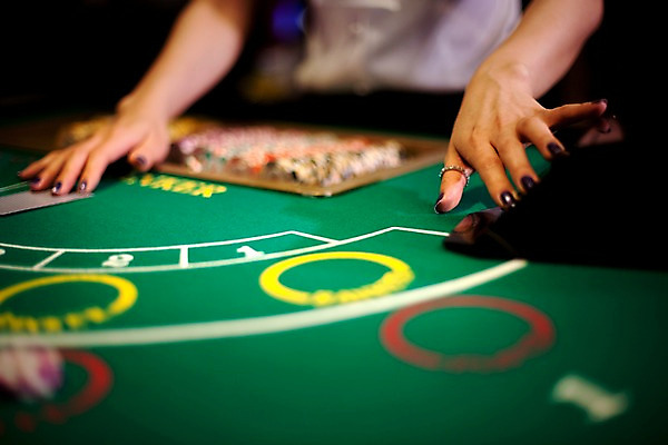 포토 JPG 손 놀이 레저 실내 손짓 경기 아웃포커스 신체부위 가로 게임 포커칩 도박 카지노 딜러 바카라 국내포토 놀이칩 스포츠 모션 촬영기법 사람 내부 놀이용품 포커 파일형식