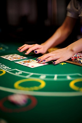 포토 JPG 손 놀이 레저 실내 손짓 아웃포커스 신체부위 세로 놀이용품 게임 포커칩 도박 카지노 딜러 바카라 국내포토 놀이칩 모션 촬영기법 사람 내부 오브젝트 포커 파일형식