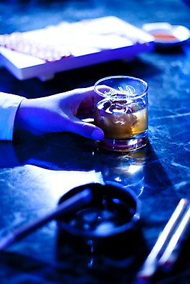 포토 JPG 손 술잔 놀이 잔 흡연 담배 실내 아웃포커스 신체부위 세로 바 선술집 술집 오브젝트 카지노 재떨이 레저오락 국내포토 식기 촬영기법 사람 내부 게임 도박 파일형식