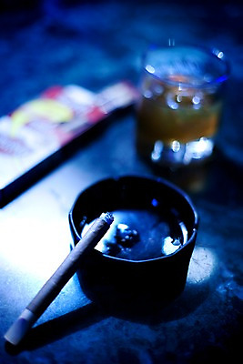 포토 JPG 술잔 놀이 잔 흡연 담배 실내 사람없음 아웃포커스 컵 세로 바 선술집 술집 오브젝트 카지노 재떨이 레저오락 국내포토 식기 촬영기법 내부 게임 도박 파일형식