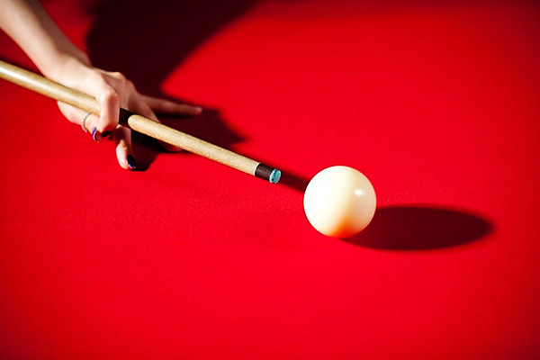 포토 JPG 손 스포츠용품 공 놀이 레저 실내 근접촬영 신체부위 가로 구기 게임 당구 포켓볼 카지노 당구대 레저오락 당구채 타구 국내포토 스포츠 뷰포인트 사람 내부 도박 오브젝트 당구용품 파일형식